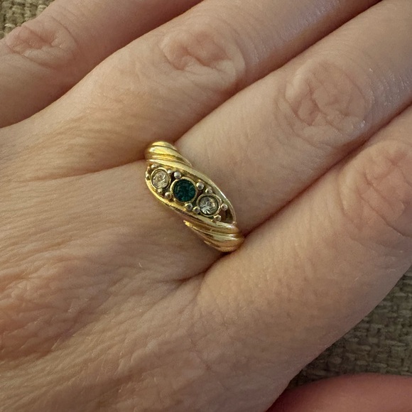 Vintage Jewelry - Women's Goldtone Twist Ring with Green/Clear Stones Sz 6.5